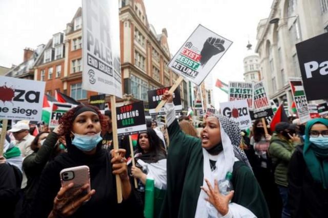 Pengunjuk rasa di depan kedutaan Israel di Kensington, London.