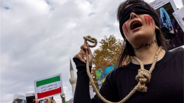 Manifestantes iraníes contra la pena de muerte protestan en Estambul.