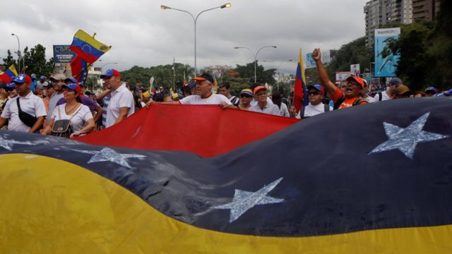 Protestas en Venezuela: miles de personas participan en manifestaciones masivas contra el gobierno de Maduro - BBC News Mundo