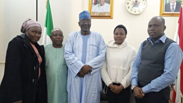 Omolola ajayi ati awọn aṣoju Naijiria