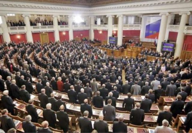 俄罗斯议会下议院国家杜马周五一致通过一项新法律，将传播有关乌克兰战争的“假新闻”定为犯罪(photo:BBC)