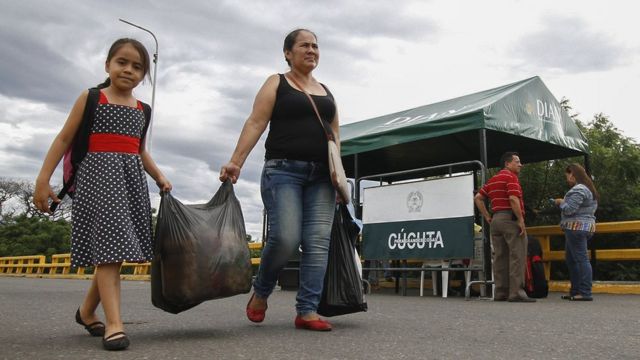 Dos mujeres cruzan la frontera entre Colombia y Venezuela en Cúcuta