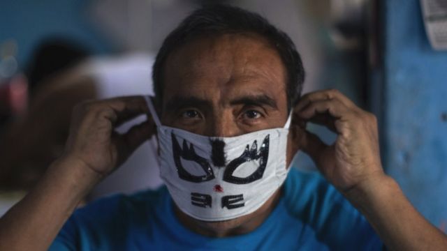 Hombre mexicano con mascara de luchador