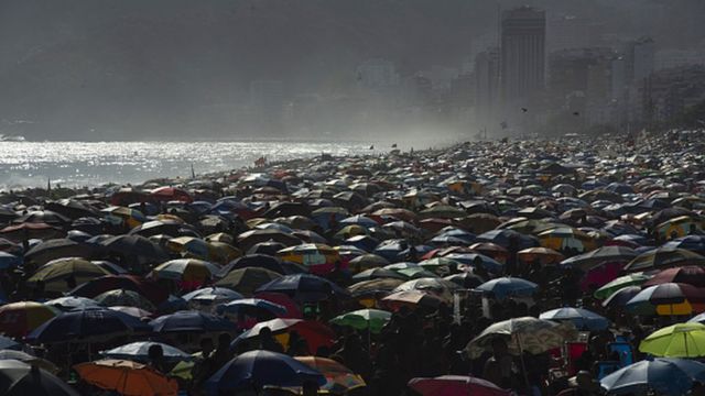 Praia lotada no Rio de Janeiro