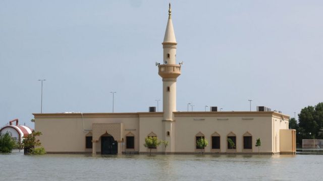 آثار الفيضانات في الإمارات