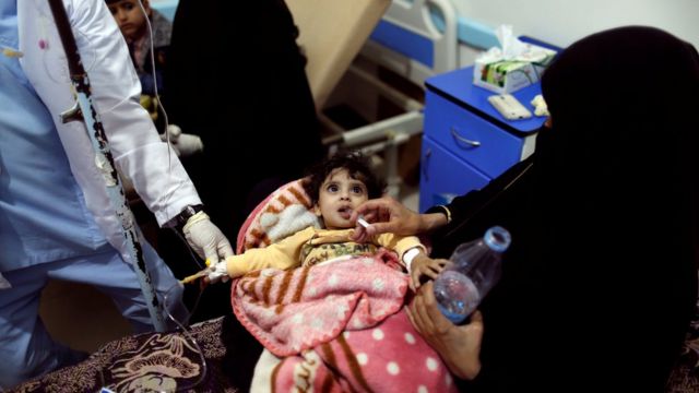 طفلة تعالج من الكوليرا في مستشفى في صنعاء