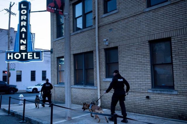 پلیس چهارشنبه صبح اطراف متل محل ترور دکتر کینگ به گشت زنی مشغول بود.