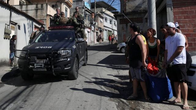 Policías y habitantes del Complexo do Alemão