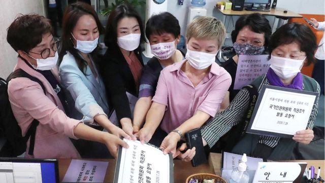한국성폭력 상담소, 한국여성의전화 등 시민 단체들이 국가인권위에 직권조사 발동 요청서를 전달했다