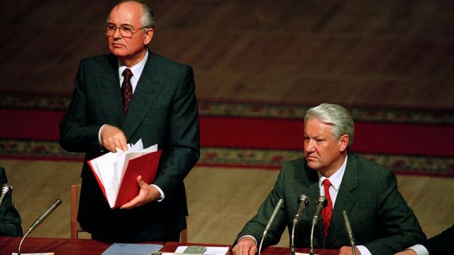 Mikhail Gorbachev e Boris Yeltsin no Parlamento após o golpe