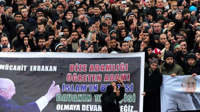 Erbakan'ın 2011'deki cenaze töreninde yüzbinlerce kişi "Mücahit Erbakan" sloganını attı.