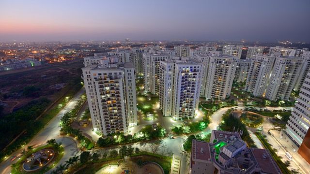 منطقة سكنية ومكاتب في وايتفيلد ، أحد أحياء بنغالورو ، الهند. تُعرف بنغالور باسم "وادي السيليكون في الهند" باعتبارها مركزاً لتقنية المعلومات الرائدة في البلاد