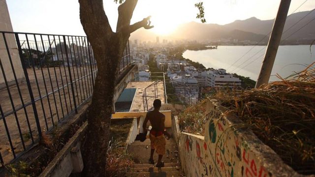Un hombre baja las escaleras de una favela en Brasil
