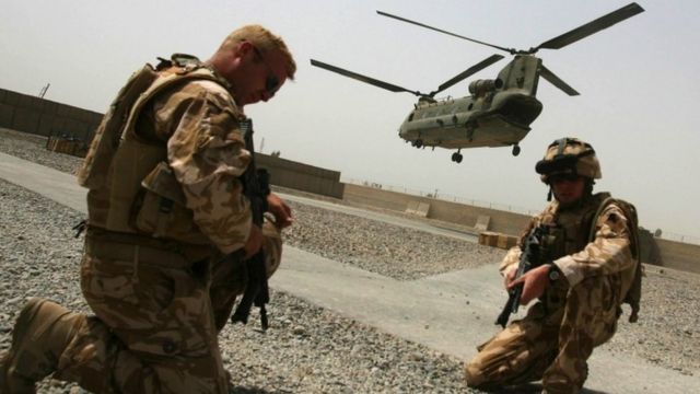 阿富汗赫尔曼德省某地一架CH-47"契努克"直升机正在起飞（资料图片）