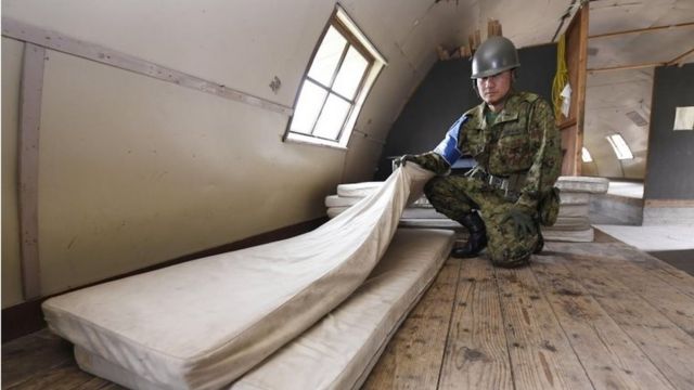 Menino diz que dormiu entre dois colchões em cabana de base militar
