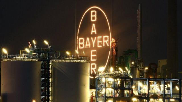 Logotipo da Bayer em uma planta industrial
