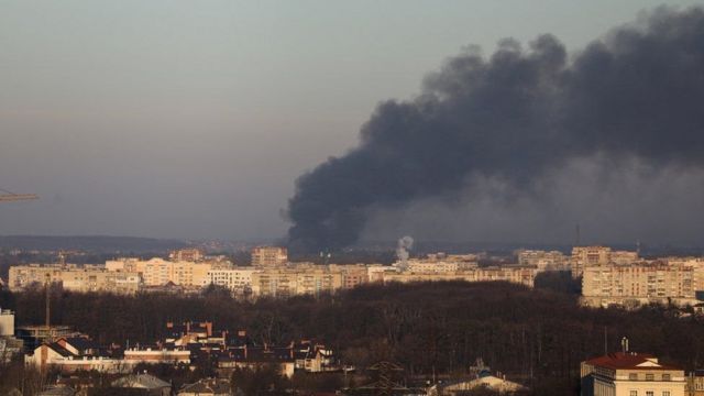 Fumaça preta e espessa em cima de Lviv