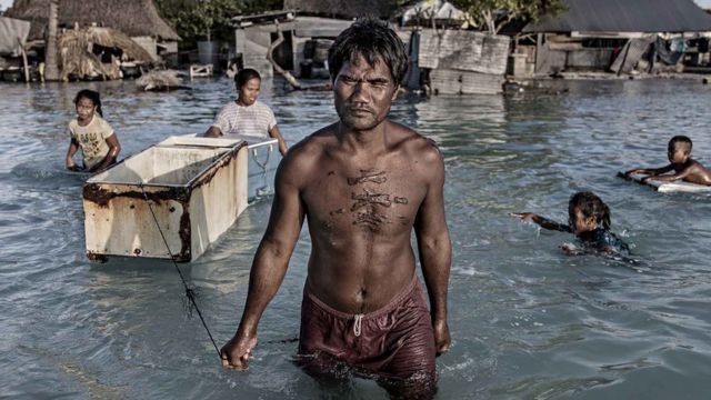 População de Kiribati sendo afetada por inundação