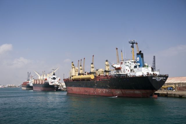 باخرة ترسو في ميناء في السودان