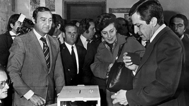 Adolfo Suárez votando en España.