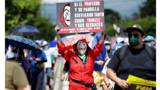 Entre 5.000 y 15.000 personas salieron a las calles de San Salvador para rechazar recientes decisiones del ejecutivo.