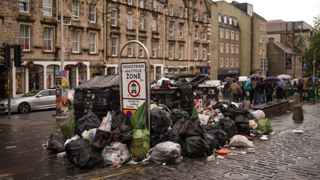 Latas cheias de sacos de lixo no centro de Edimburgo