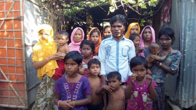 মিয়ানমার থেকে বাংলাদেশে আসা কয়েকজন রোহিঙ্গা শরণার্থী