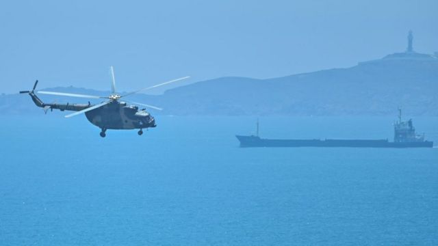 Китайский военный вертолет у острова Пинтан в Тайваньском проливе 4 августа 2022 года