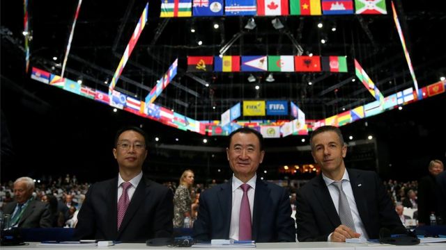 2015年5月，王健林（中）在蘇黎世參加第65界國際足聯大會。