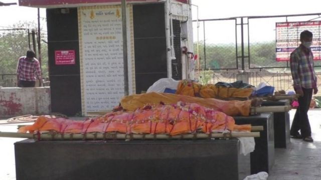 மயானத்தில் வரிசையாக வைக்கப்பட்டிருக்கும் உடல்கள்