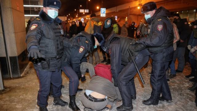 Detención de activistas que apoyan a Navalny.