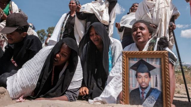 በቀብር ሥነ ሥርዓት ላይ የሚያለቅሱ ሴቶች