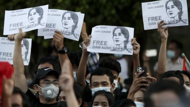 Burmese people rallied to ask the military government to release Aung San Suu Kyi