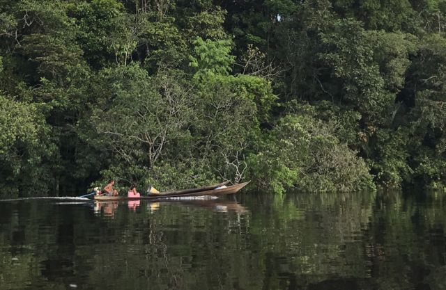 Indígenas no rio Uaupés, na Terra Indígena do Alto Rio Negro, no Amazonas