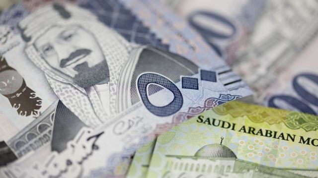 Billetes sauditas.
