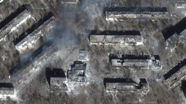 صورة التقطت بالأقمار الصناعية تظهر الدمار الذي لحق بالمباني السكنية في ماريوبول.