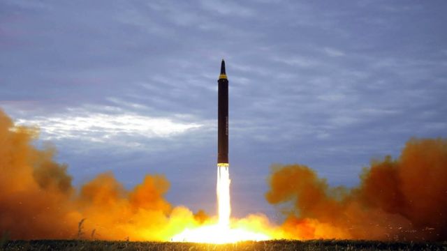 Míssil sendo lançado pela Coreia do Norte