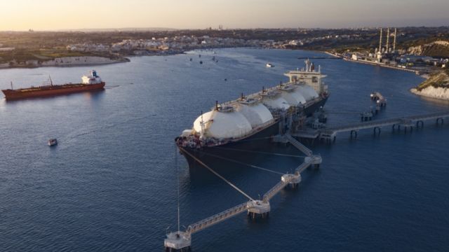 停泊在港口的液化天然气运输船(photo:BBC)