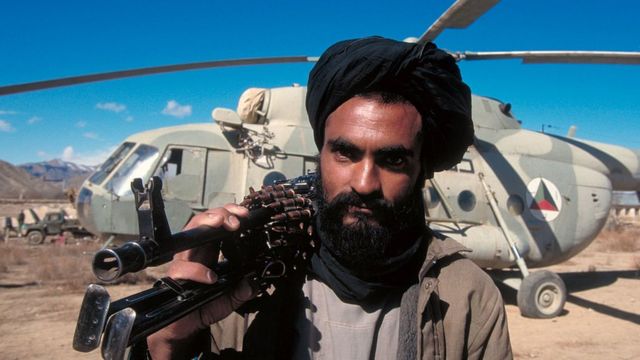Militante talibán con una ametralladora.