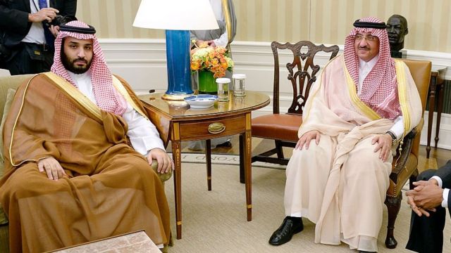 Mohammed bin Nayef (kanan) dan Mohammed bin Salman (kiri) pada 2015.