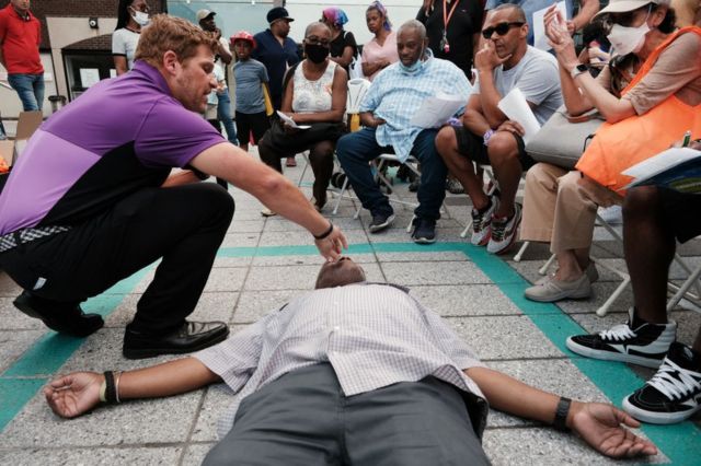 Shaun Willis, do Brooklyn Community Recovery Center, em Nova York, mostra como usar Narcan para reverter uma overdose em uma pessoa que usou opioides.