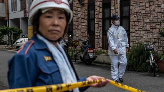 Policías cerca del estudio Kyoto Animation