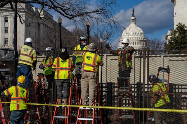 کارگران در حال نصب سیمهای خاردار در نزدیکی ساختمان کنگره امریکا