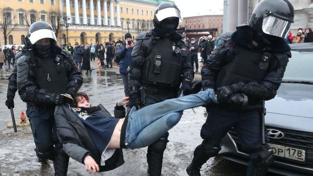 Моя Россия сидит в тюрьме". Как прошли акции сторонников Навального в регионах - BBC News Русская служба