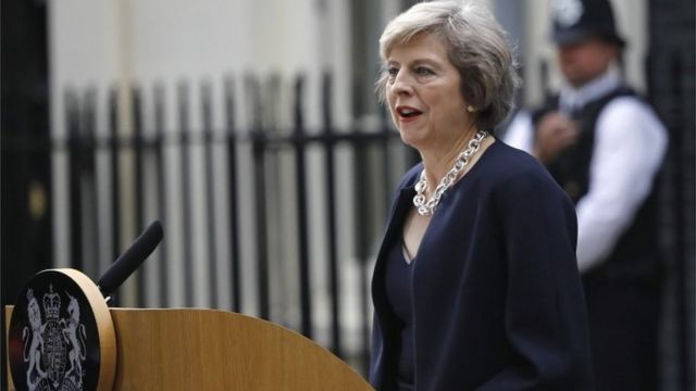 Theresa May habló con los medios por primera vez como primera ministra a su llegada a su residencia oficial en 10 Downing Street.