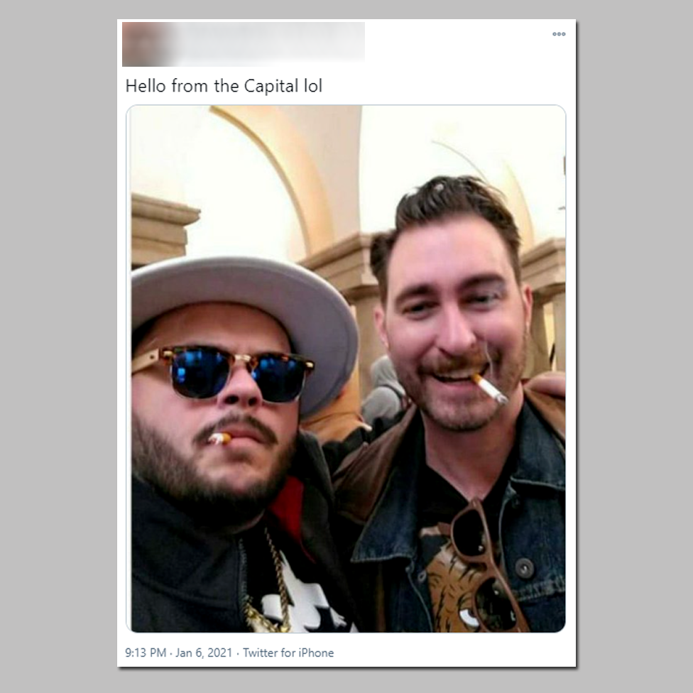 El hombre de la derecha, Nick Ochs, se identifica como miembro del grupo "Proud Boys". Aparece en una foto dentro del Capitolio.