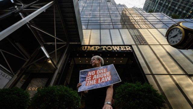 یک مخالف ترامپ در برابر برج او در نیویورک