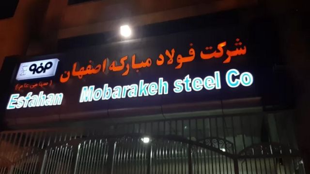 در میان کمیته تحقیق و تفحص همچنین نمایندگانی با سابقه‌ی عضویت در سپاه و نزدیکی با آستان قدس حضور دارند