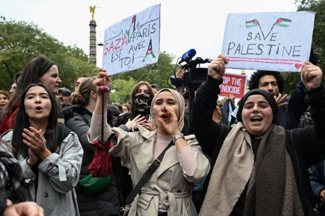 "Gaza, París te apoya" y "Salven a los palestinos" rezaban algunas de las pancartas de los manifestantes en la Place du Chatelet, en el centro de París, Francia.