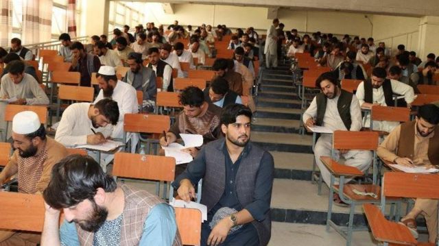 Examen de medicina en Afganistán